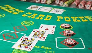 Pengguna membaca syarat promosi dengan teliti